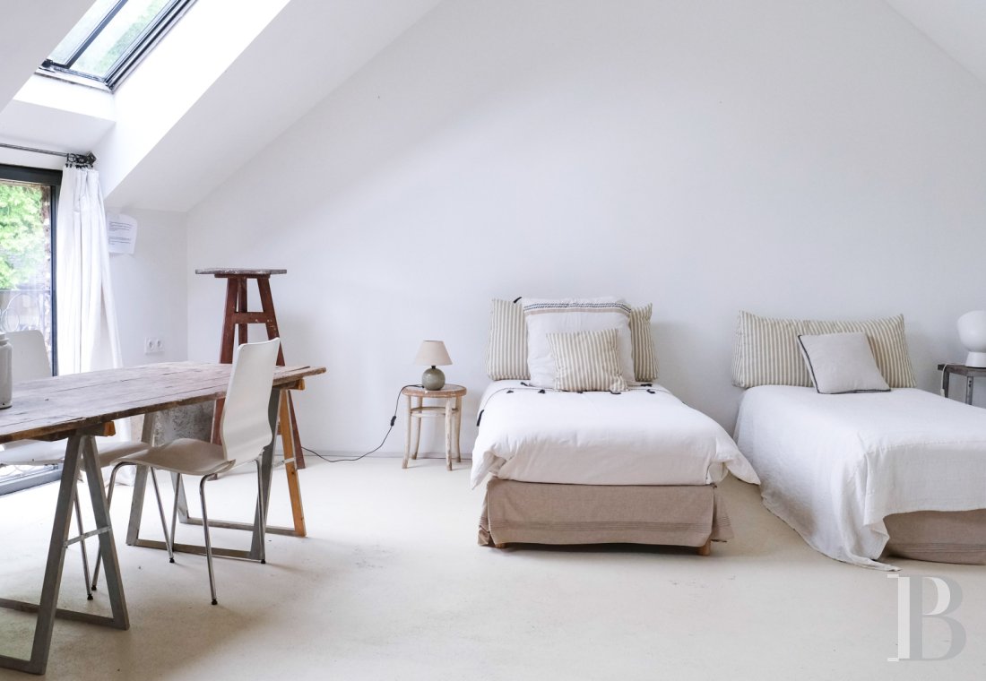 A artists' house with a cluster of small houses on the way to Le Mans - photo  n°34